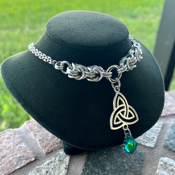 Handmade maille choker necklace celtic knot charm & green austrian crystal - Picture 9 of 16